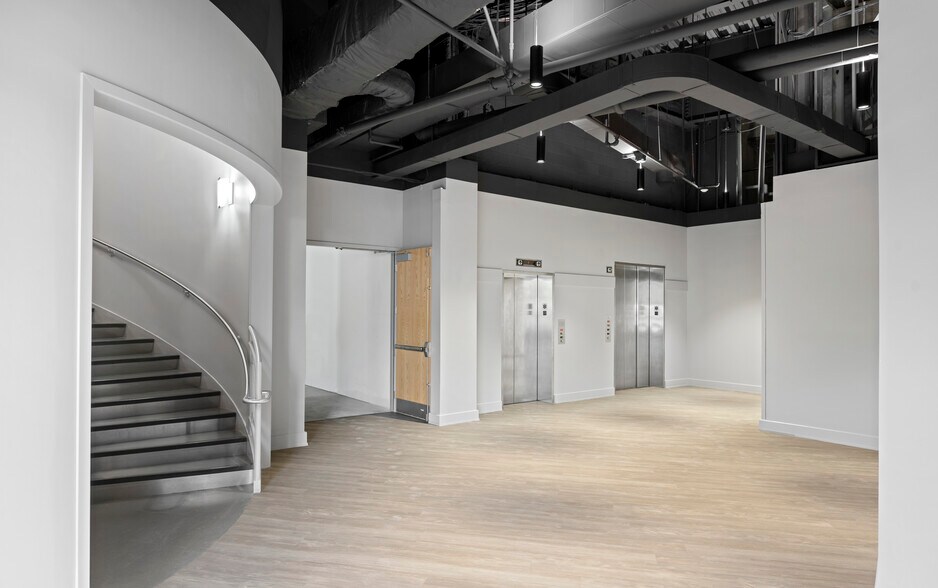 More Photos Of 52 South St, Hopkinton Research And Development For Lease