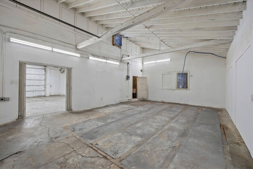 More Photos Of 14222-14226 Aetna St, Van Nuys Warehouse For Lease