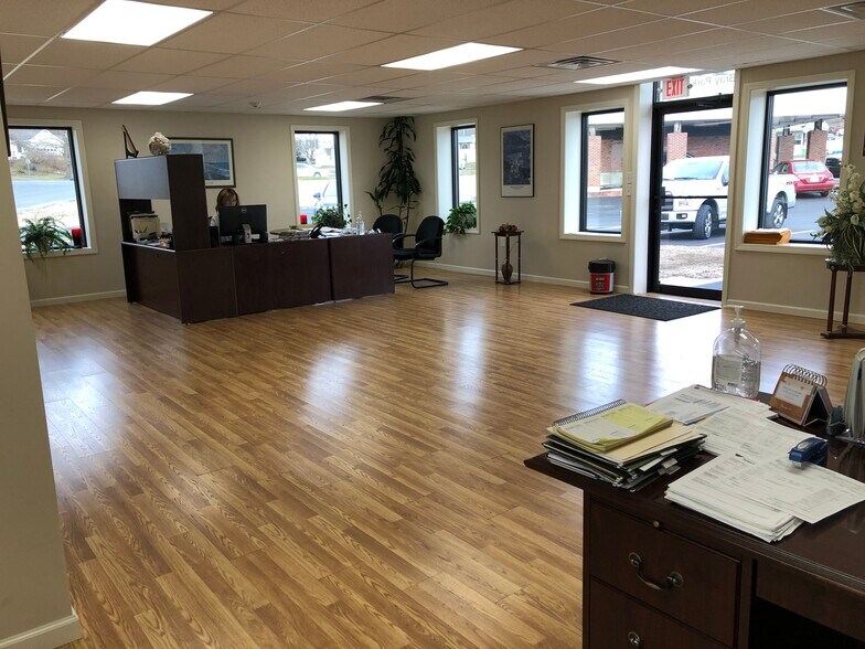 More Photos Of 270 Westfield Rd, Holyoke Freestanding For Lease