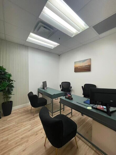 More Photos Of 7075 Kingspointe Pky, Orlando Showroom For Sale