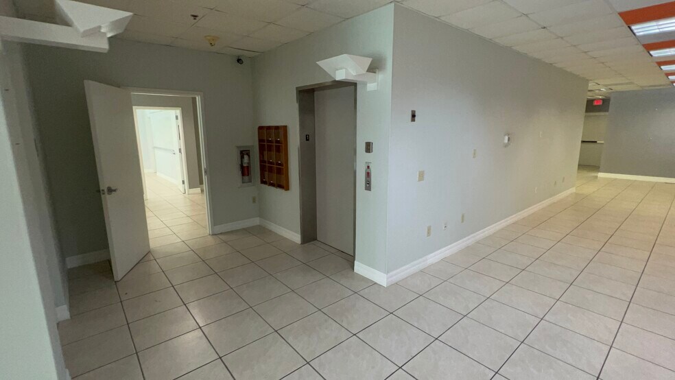 More Photos Of 4940 Bayline Dr, North Fort Myers Warehouse For Lease
