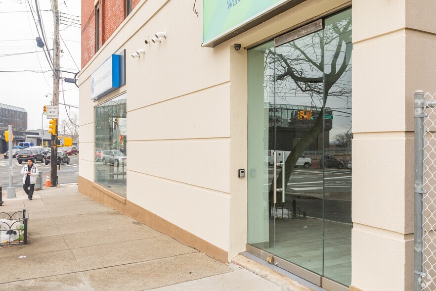 More Photos Of 25 Victory Blvd, Staten Island Office For Lease