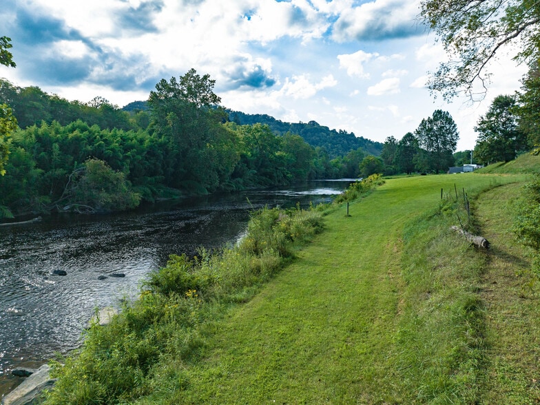 More Photos Of 371 Riverview Dr, Waynesville Manufactured Housing Mobile Home Park For Sale