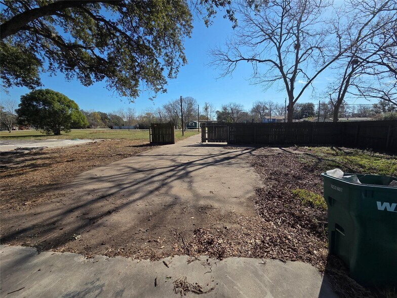 More Photos Of 414 Gordy Rd, Bacliff Land For Lease