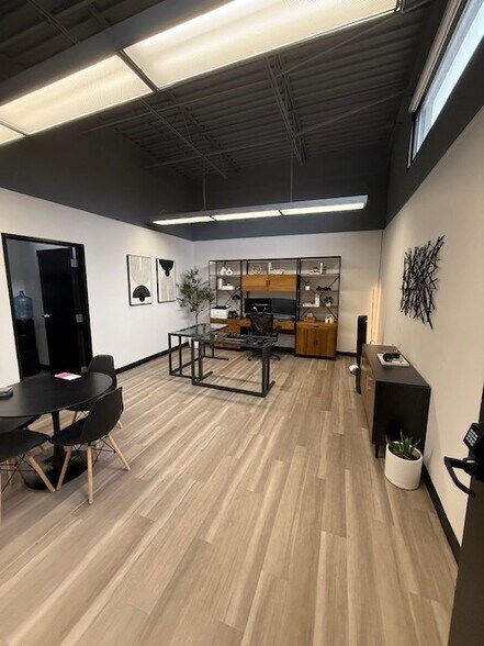 More Photos Of 2485 Directors Row, Indianapolis Office For Lease