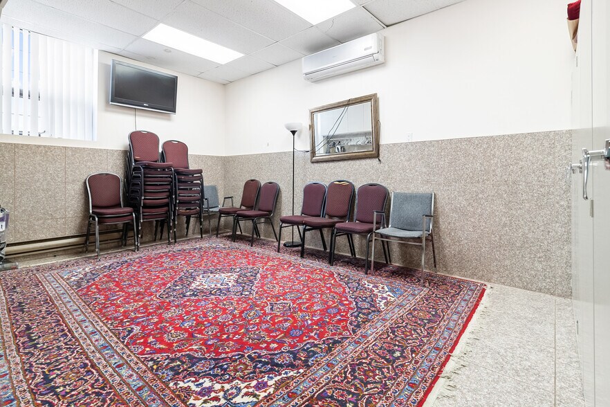 More Photos Of 8270 Av Mountain Sights, Montréal Office For Sale