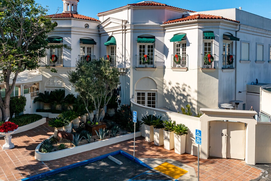 More Photos Of 6711 Forest Lawn Dr, Los Angeles Office For Lease