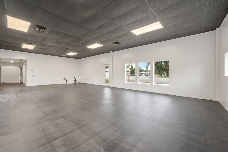 More Photos Of 1520 N Government Way, Coeur d'Alene Showroom For Sale