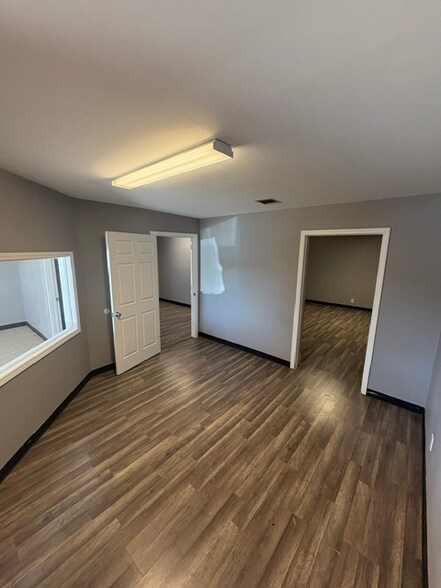 More Photos Of 1210 E 1st St, Humble Light Distribution For Lease