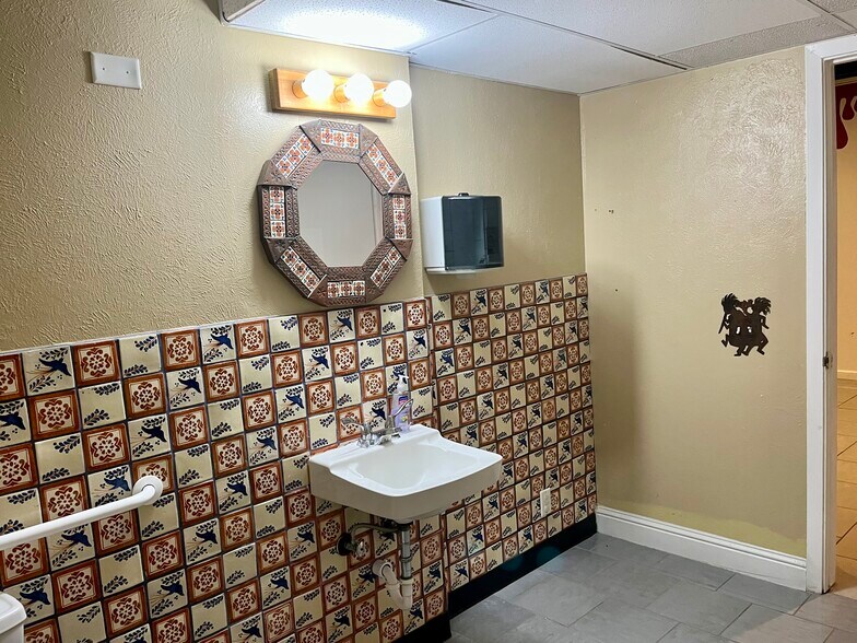 More Photos Of 2317 Handley Dr, Fort Worth General Retail For Sale