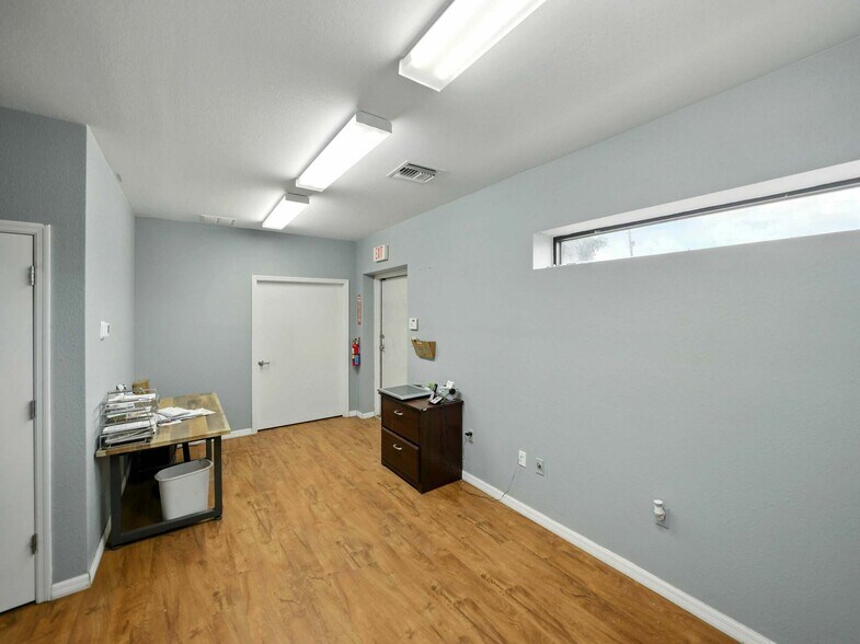 More Photos Of 2404 Longhorn Ave, Lakeland Manufacturing For Sale