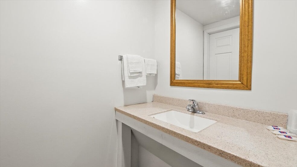 More Photos Of 5 Canada St, Lake George Hotel For Sale