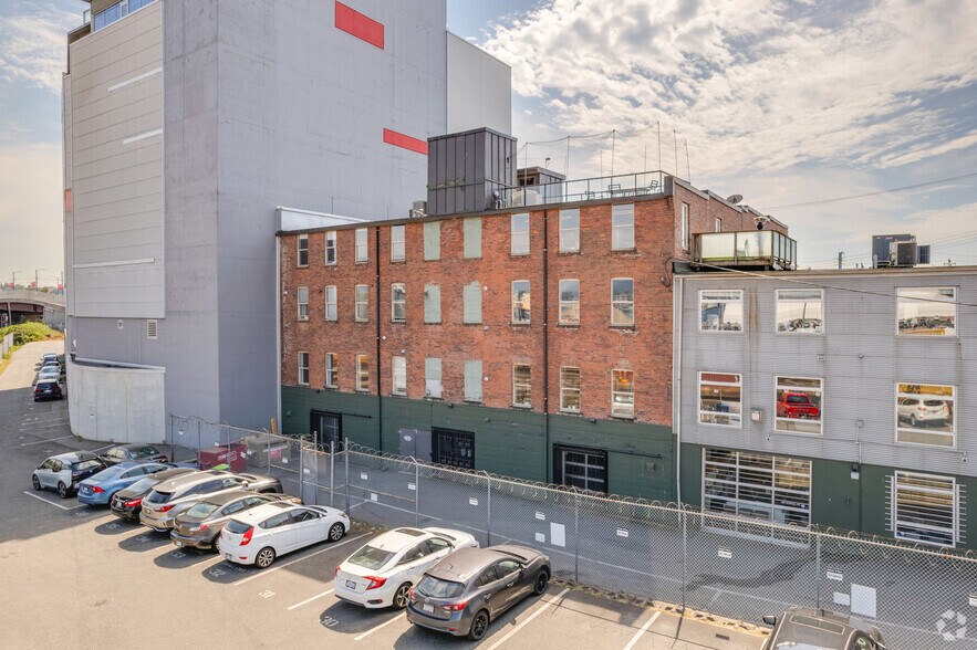 More Photos Of 825 Powell St, Vancouver Storefront For Lease