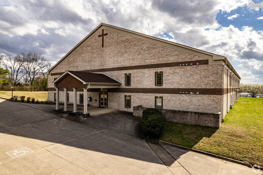 Primary Photo Of 303 Fairview Ln, Clarksville Medical For Lease