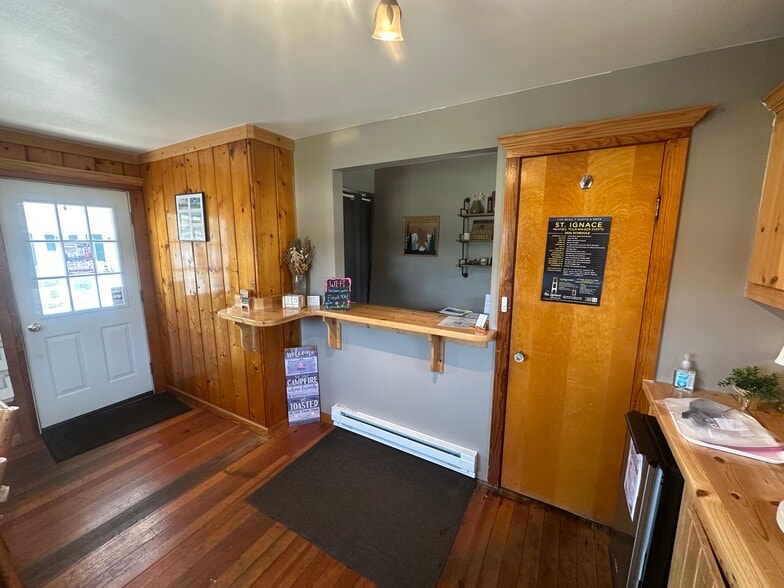 More Photos Of 2040 I-75 Business Loop, Saint Ignace Hotel For Sale