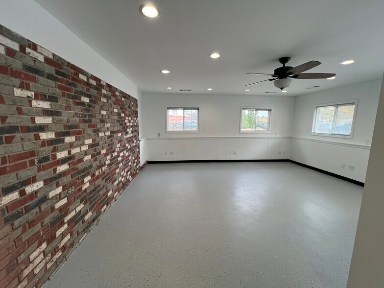 More Photos Of 526-530 Lyle Cir, Lawrenceville Light Manufacturing For Sale