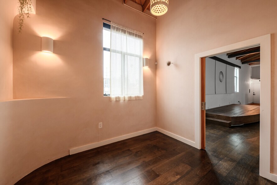 More Photos Of 1041 Abbot Kinney Blvd, Venice Office For Sale