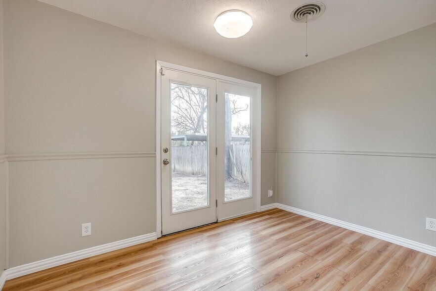More Photos Of 2418 Cales Dr, Arlington Office Residential For Sale