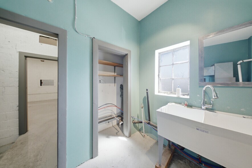 More Photos Of 195 Ottawa St N, Hamilton Storefront For Sale