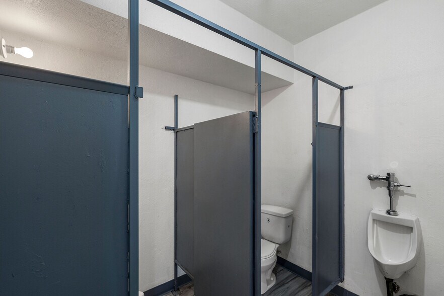 More Photos Of 3301 Maple Ave, Los Angeles Unknown For Lease