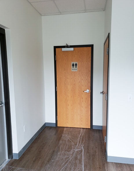 More Photos Of 14935 W 11 Mile Rd, Oak Park Self Storage For Lease