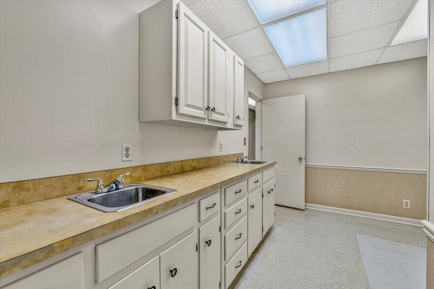 More Photos Of 1930 Braeburn Dr, Salem Medical For Sale