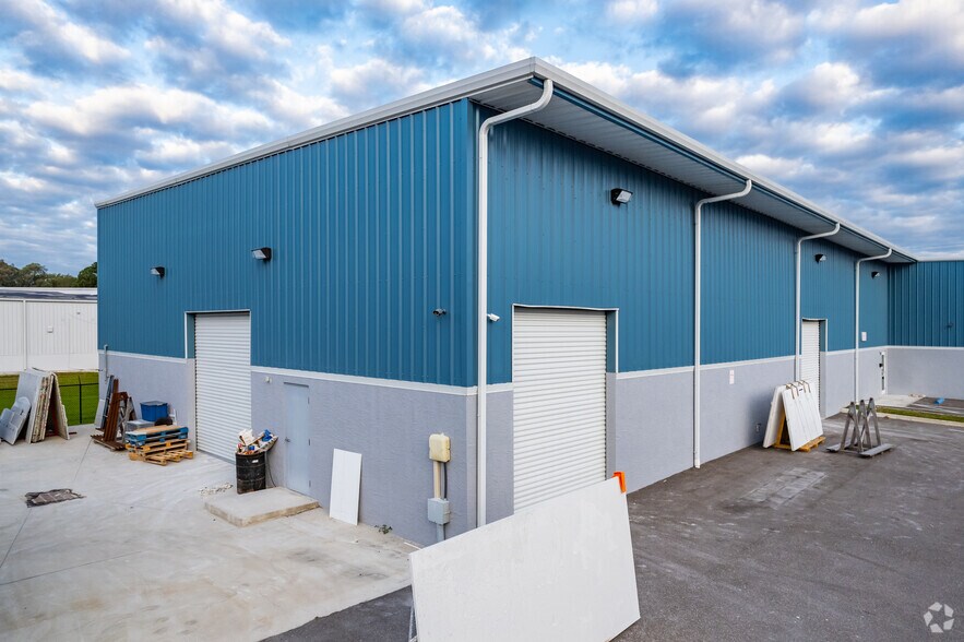 More Photos Of 4402 W Crest Ave, Tampa Warehouse For Lease