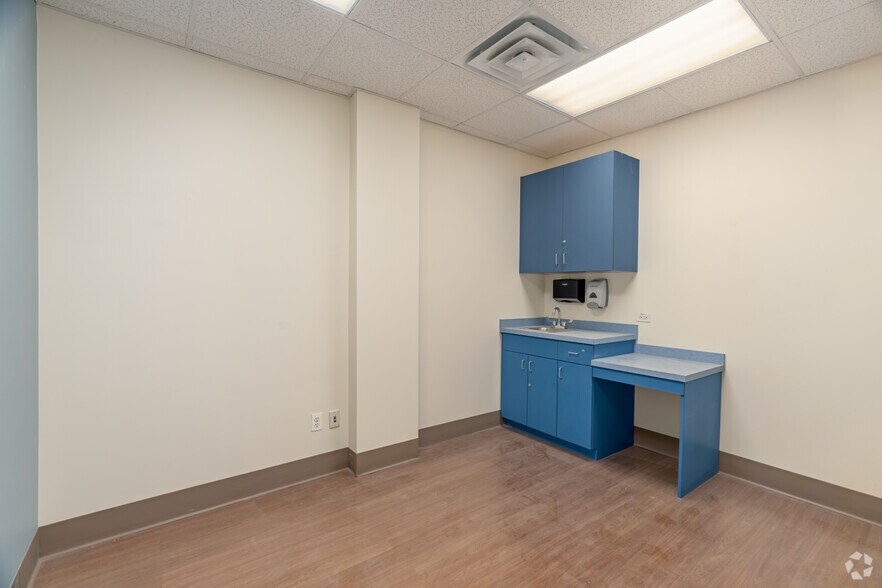 More Photos Of 211-20 Union Tpke, Oakland Gardens Storefront Retail Office For Lease