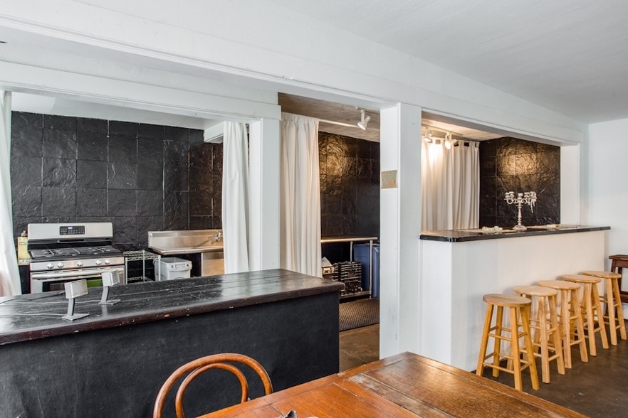 More Photos Of 305 Rose Ave, Venice Religious Facility For Sale