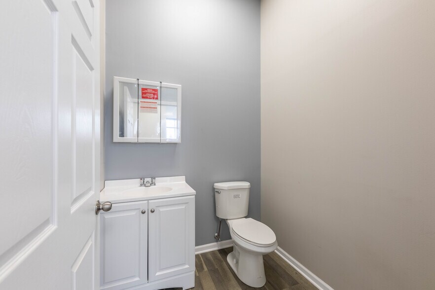 More Photos Of 1547 S Oak Park Ave, Berwyn Storefront Retail Residential For Lease