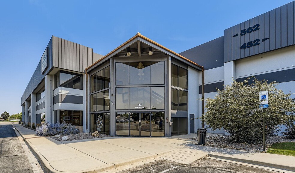 More Photos Of 452-562 Sable Blvd, Aurora Showroom For Lease