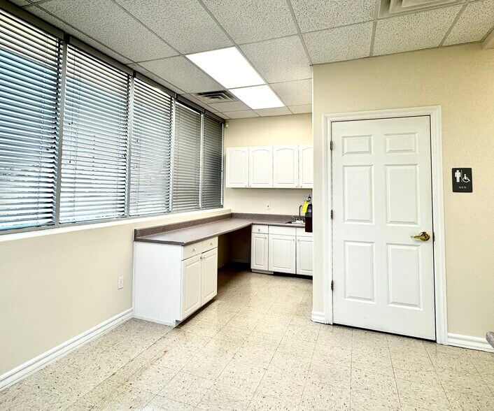 More Photos Of 7170 Westwind Dr, El Paso Medical For Lease