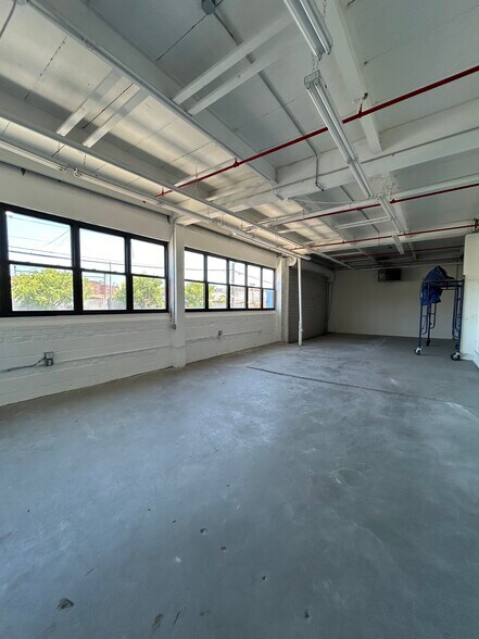 More Photos Of 18 Bay St, Brooklyn Flex For Sale
