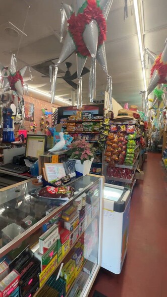 Primary Photo Of 1745 Drew St, Clearwater General Retail For Sale