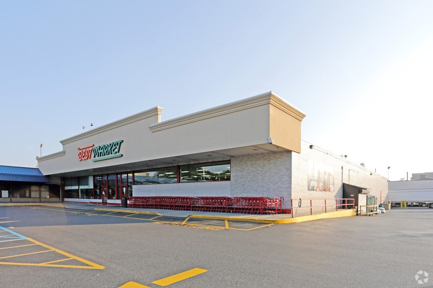 More Photos Of 19-30-19-50 37th St, Astoria General Retail For Lease