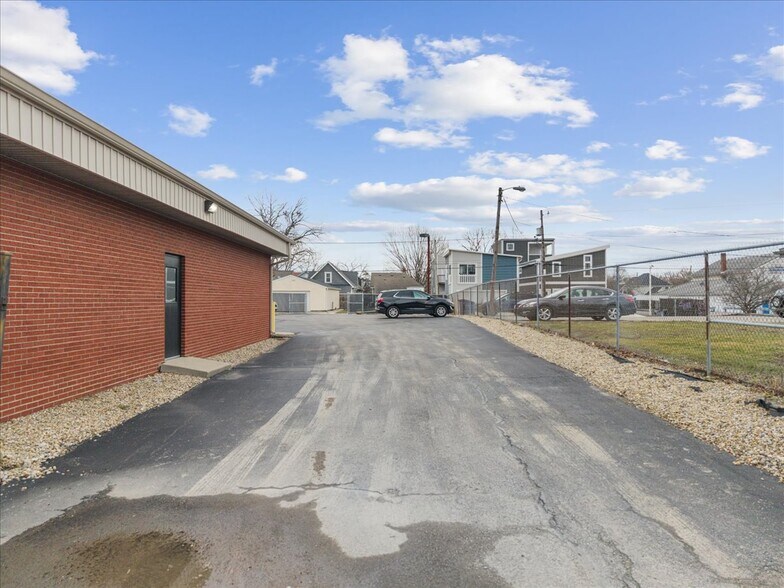 More Photos Of 1415 Shelby St, Indianapolis Office For Sale