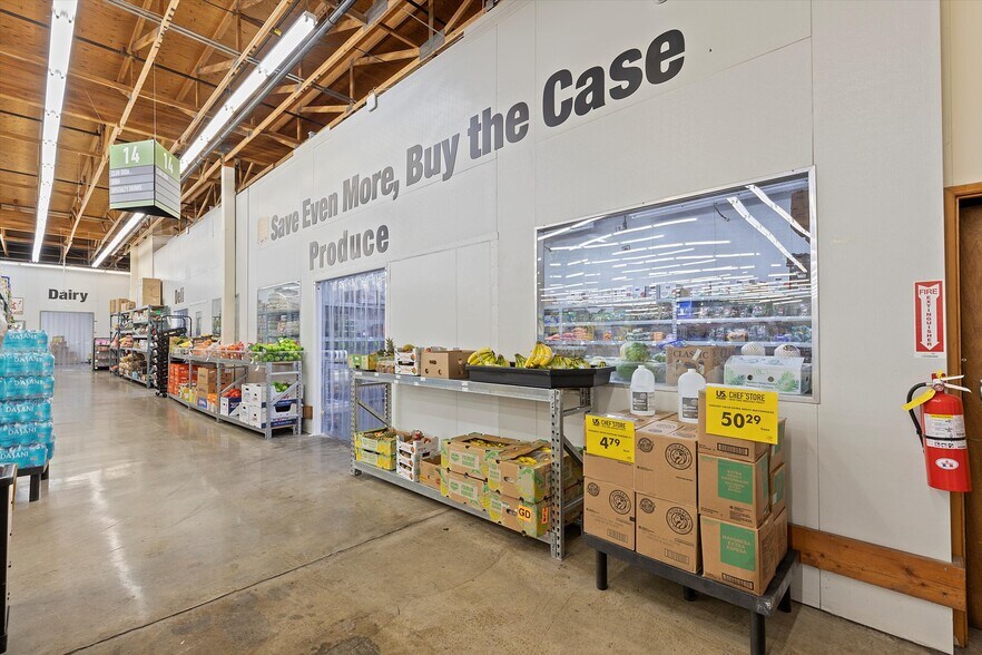 More Photos Of 156 NE 7th St, Newport Supermarket For Sale
