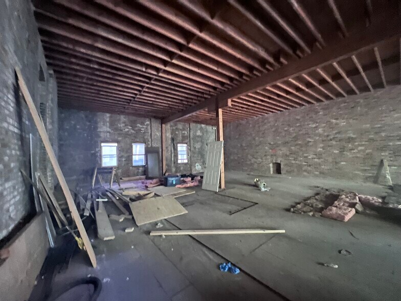 More Photos Of 103 S Court Sq, Memphis Storefront Retail Office For Sale