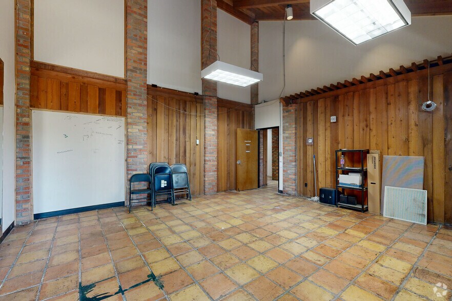More Photos Of 2323 N Walton Walker Blvd, Dallas Office For Sale