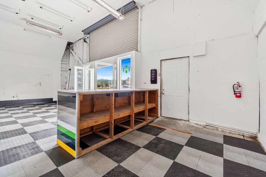 More Photos Of 4051-4061 N Highway 101, Eureka Warehouse For Sale