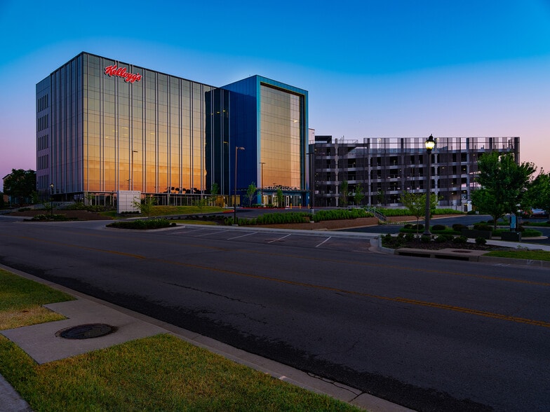 More Photos Of 5111-5115 W JB Hunt Dr, Rogers Unknown For Lease