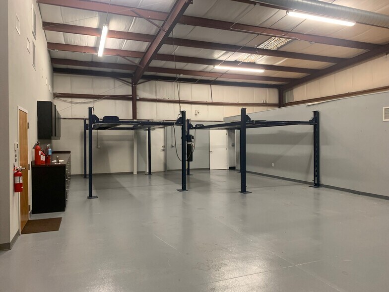 More Photos Of 6413 Pinecastle Blvd, Orlando Flex For Lease