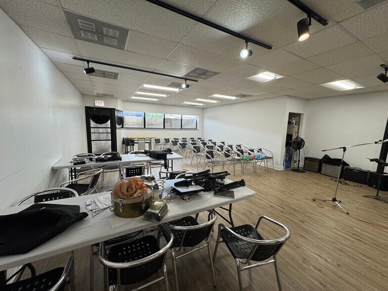 More Photos Of 7336 Archer Ave, Summit Argo Storefront Retail Residential For Lease
