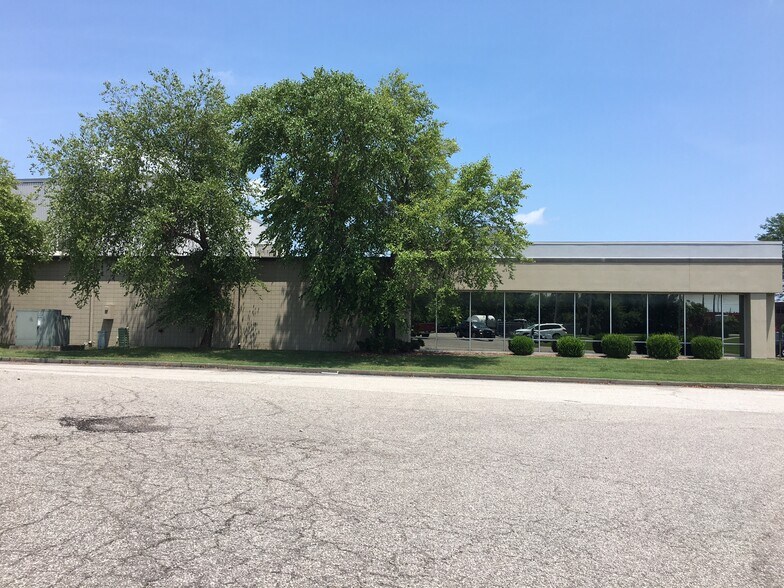 More Photos Of 4528 Bishop Ln, Louisville Showroom For Sale