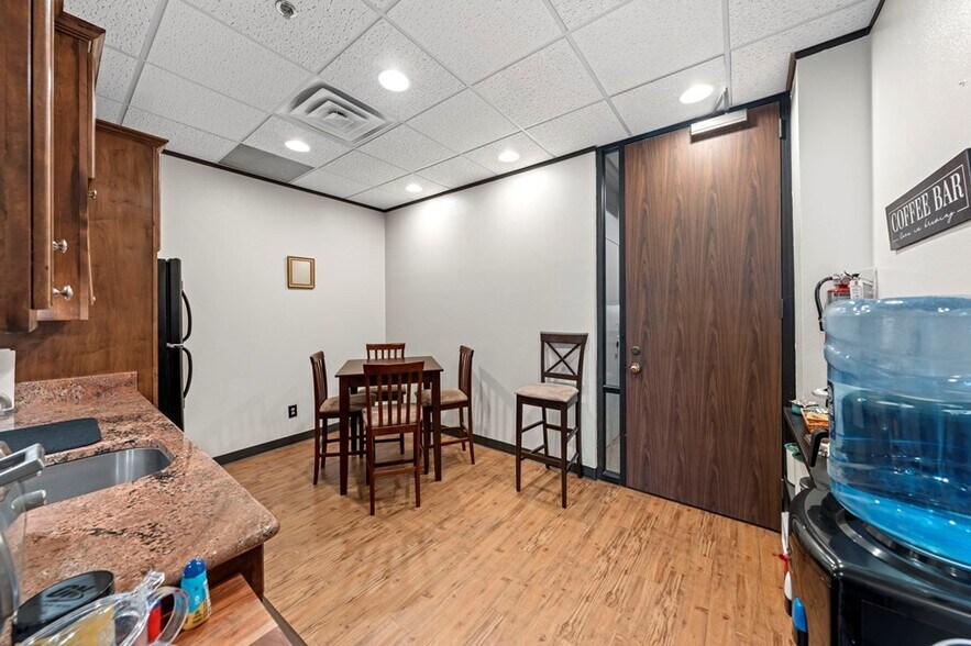 More Photos Of 222 S Sidney Baker St, Kerrville Office For Sale
