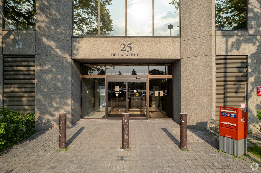 More Photos Of 25 Boul La Fayette, Longueuil Office Residential For Lease