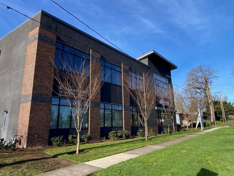 More Photos Of 735 E Clarendon St, Gladstone Office For Sale