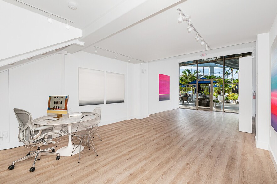 More Photos Of 260 Crandon Blvd, Key Biscayne Bank For Lease