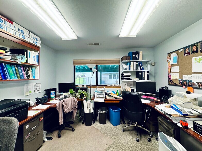 More Photos Of 2036 Railroad Ave, Redding Office For Sale