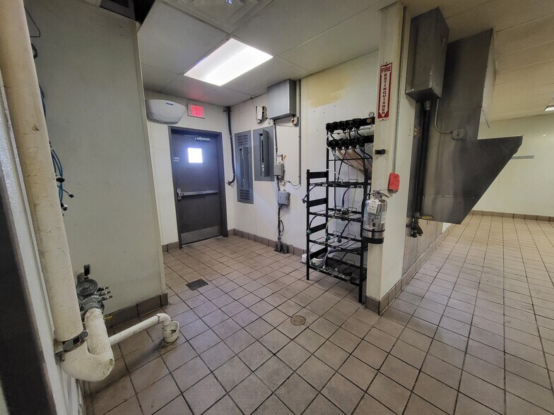 More Photos Of 648 S Neosho Blvd, Neosho Restaurant For Sale